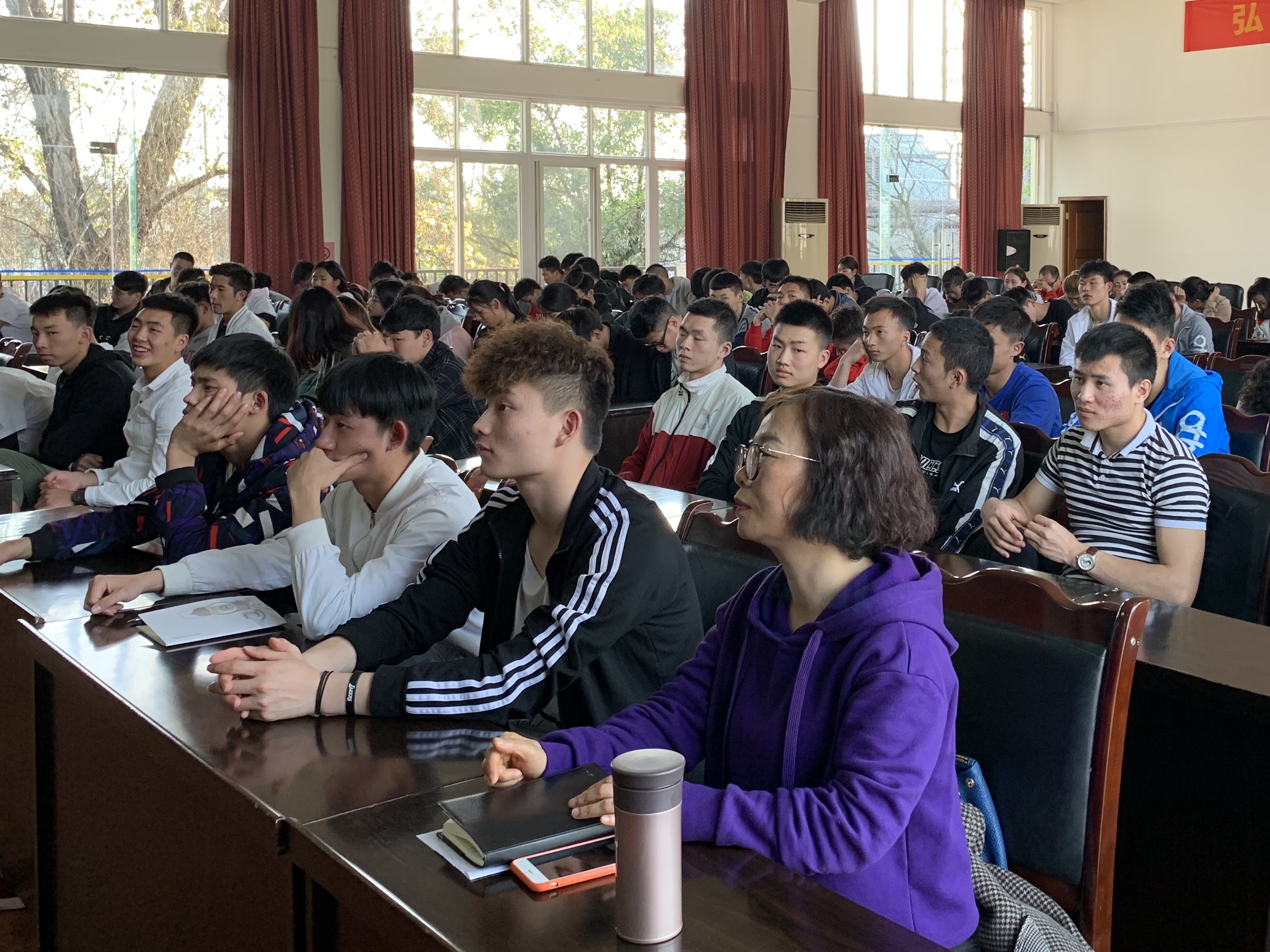 图片3全体高职学生认真听讲座中.jpg